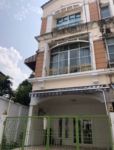 ให้เช่าทาวน์โฮม บ้านกลางเมือง แยกรัชดา-ลาดพร้าวติดถนนใหญ่ 4 เลน