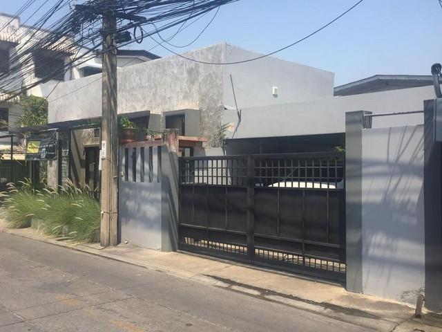 ขายที่ดินพร้อมบ้าน 2 หลัง เนื้อที่ 147 ตรว .ซอยจรัญสนิทวงศ์ 75 แปลงมุม ในซอยเงียบสงบเหมาะอยู่อาศัย
