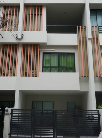 ให้เช่าทาวน์โฮม 3 ชั้น สไตล์ Modern ซิมโฟนี่ นวลจันทร์ 36 หลังใหญ่สุด