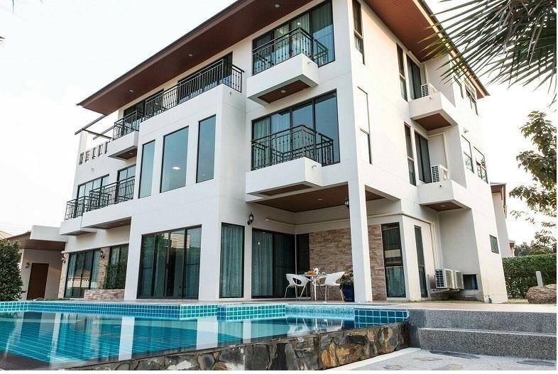 Code CC925 For rent Luxury house private swimming pool  Rama 9 zone near Seacon
