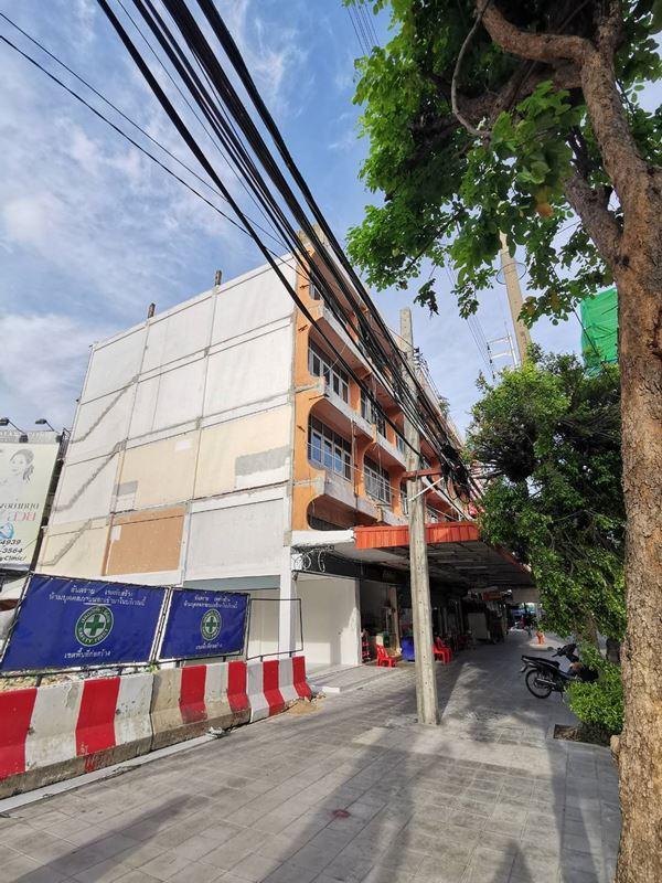 ให้เช่าอาคารพาณิชย์  สี่แยกโชคชัย4 ติดถนนลาดพร้าว 4ชั้น14ตรว ห้องมุม รีโนเวทใหม่  38,000 ต่อเดือน