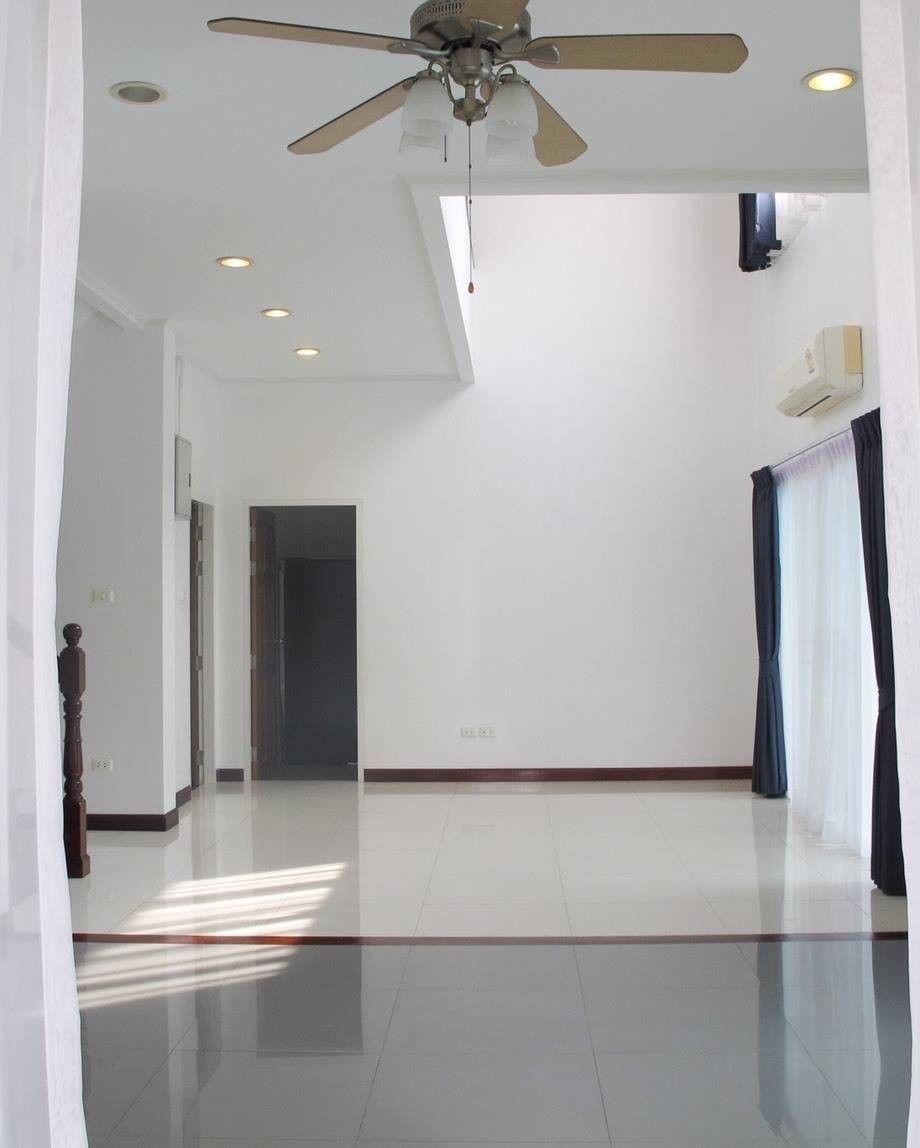 บ้านให้เช่า  บ้านเดี่ยว 4 ห้องนอน ย่าน พร้อมพงษ์ 130,000  บาท / เดือน