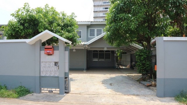 ขายบ้านเดี่ยว 2 ชั้น 99 ตร.วา รีโนเวทใหม่ ซอยโชคชัย4 ใกล้ Central Eastville