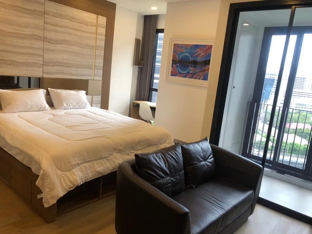 Ashton Chula Silom beautiful room 11th floor inviting MRT Sam Yan