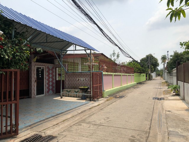 ขายที่ดินพร้อมบ้าน เนื้อที่ 200 ตร.ว. พื้นที่สี่เหลี่ยมผืนผ้า ใกล้เลียบด่วนรามอินทรา บางกะปิ กรุงเทพ