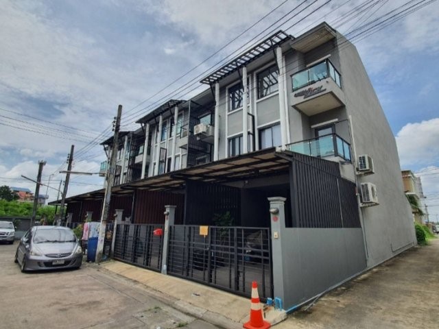 ให้เช่าทาวน์โฮม 3ชั้น โครงการเดอะมาสเตอร์รอยัล สวนหลวง ร.9 ติดถนนใหญ่ 