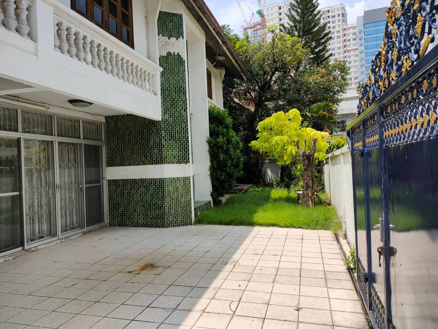Land and Building for sale Sukhumvit 26, Near BTS Phrom Phong