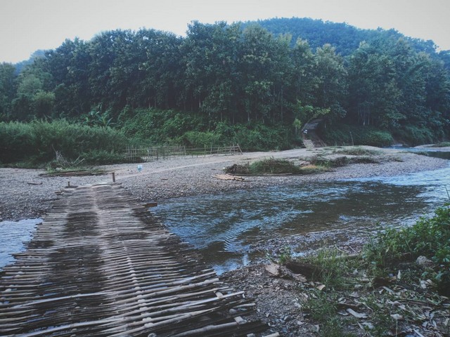 ที่สวยทำเลหายาก  ติด ลำธารน้ำมวบ ลำธาร ตำบลพงษ์ อำเภอสันติสุข จังหวัดน่าน  