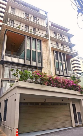 ขายทาวน์โฮม 7 ชั้น  สุขุมวิท 49/1  749 Residence Super Luxury 40 ตรว. พร้อมเฟอร์นิเจอร์หรู