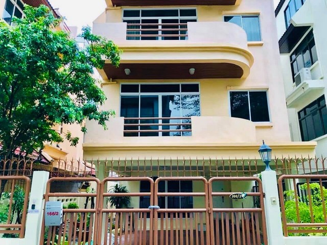 ให้เช่าบ้านเดี่ยวซอย สุขุมวิท 31 แยก 2  ราคา 70,000 บาท / เดือน บ้าน 4 ชั้น ขนาด 350-400 ตรม