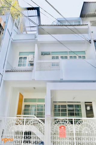 ให้เช่า TOWNHOUSE 4 ชั้น รีโนเวทใหม่ ตกแต่งสไตล์ Minimal ใกล้ BTS ทองหล่อ