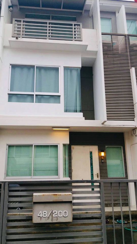 ให้เช่าทาวน์โฮม บ้านใหม่พระราม 9 –ศรีนครินทร์ เนื้อที่ 19ตรว 3นอน 3น้ำ 24,000ต่อเดือน