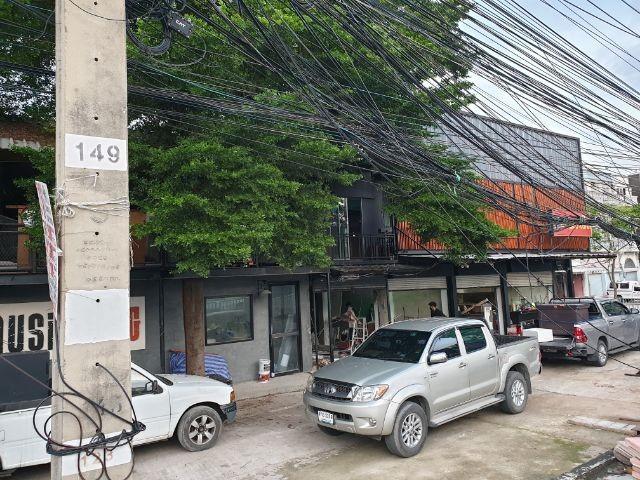 HR 4287 ให้เช่าอาคารพาณิชย์ 2ชั้น ติดถนนศรีนครินทร์ ที่จอดรถมีหลายคัน