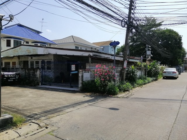 ขาย  ที่ดิน พร้อมบ้าน แปลงมุม ย่าน  ลาดพร้าว  วังหิน34