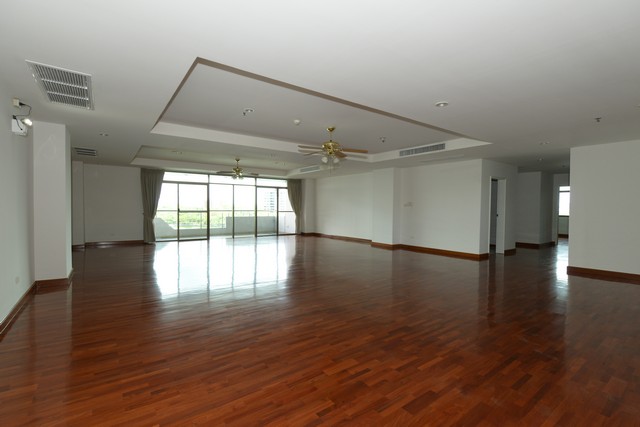 N For rent Lakeshore North in NICHADA THANI 416sqm. Lake view 4bedrooms near ISB